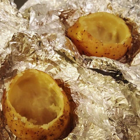 Gepofte aardappel met gerookte forel
