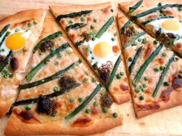 Pizza met groene asperges en kwarteleitjes