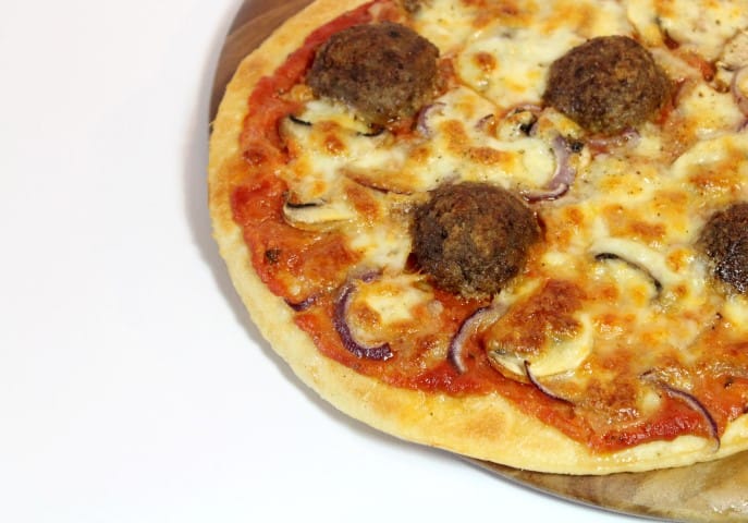 Gehaktballenpizza - Een gehaktballenpizza klinkt misschien vreemd, maar het is een leuke variatie op een pizza bolognese! Serveer de gehaktballenpizza met een lekker soepje.