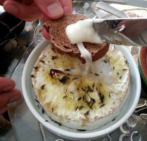 Camembert uit de oven met knoflook en tijm