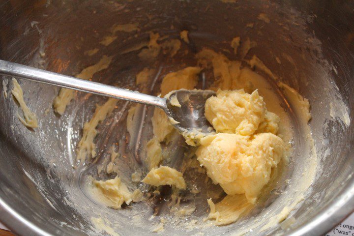 Zelf boter maken van slagroom met koffiesmaak!