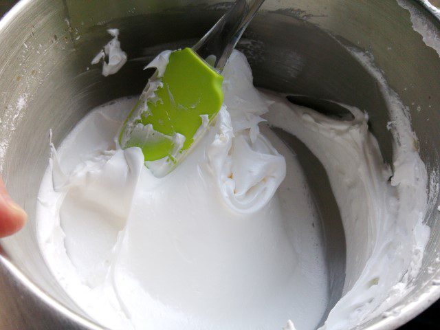 Pavlova met bramen, bramensaus en Griekse yoghurt