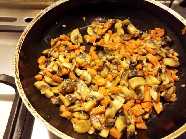 Vegetarische / Vegan wrap met hummus, champignons en wortel