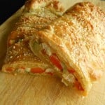Bladerdeegvlecht met kip, groentes en mozzarella