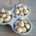 Meringues met rozenwater en pistache
