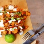 Vegetarische taco's gevuld met sriracha bloemkool, komkommer en Griekse yoghurt dressing
