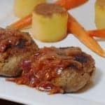 Salisbury steak met uienjus, pommes fondant aardappelen en worteltjes