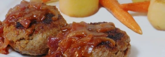 Salisbury steak met uienjus, pommes fondant aardappelen en worteltjes