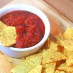 Zelfgemaakte salsa voor bij de chipjes
