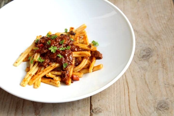 Ossenstaart ragu met pasta - Stoofvlees van ossenstaart op Italiaanse wijze met pasta.. Zeker weten dat de borden schoon op gaan! :D