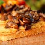 Bruschetta met hummus en gebakken knoflookpaddestoelen. Superlekker en helemaal vegan!