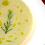 Romige gepofte knoflooksoep met rozemarijn en extra vergine olijfolie. Smullen! :D