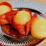 Zin in een lekker snackje? Maak dan eens deze simpele meloenballetjes met chorizo!