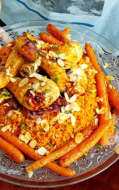 Couscous met harissa kip van de bbq, gekarameliseerde ui en worteltjes uit de oven