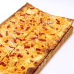 Flammkuchen met chorizo, rucola en fenegriekkaas