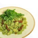 Pasta met spinaziepesto en zongedroogde tomaten