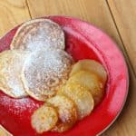 Rogge pannenkoekjes met gekarameliseerde peer