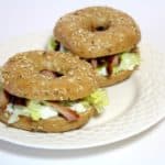 Bagel met zelfgemaakte kipshoarma en tzatziki