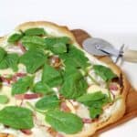 Flammkuchen met appel, ricotta en spekjes