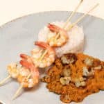 Verse curry met paprika, bloemkool en gegrilde garnalen met knoflookolie