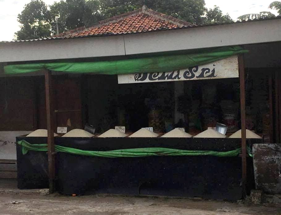 Rijstverkoop in Depok, suburb van Jakarta