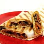 Vegetarische wrap met hummus, champignons en wortel