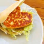 Pita met gebakken halloumi, ijsbergsla en zelfgemaakte tzatziki