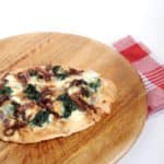 Naanpizza met spinazie en gekarameliseerde ui