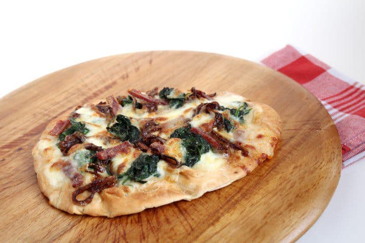 Naanpizza met spinazie en gekarameliseerde ui