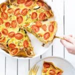 Tortilla quiche met pesto en tomaat