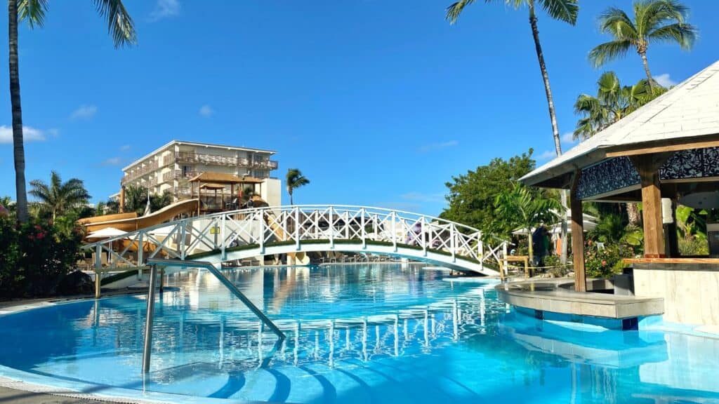 Het Sonesta Maho Beach Resort & Spa op Sint Maarten - zwembad