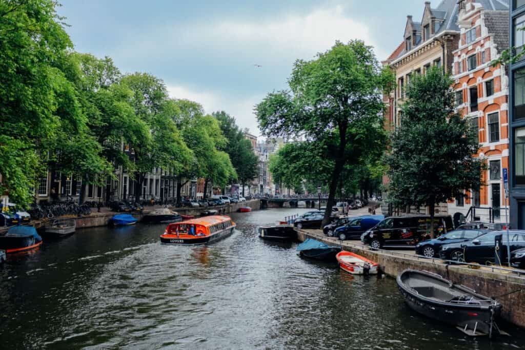 Varen op het water en genieten van heerlijk eten Door een barbecue boot te huren in Amsterdam geniet je van