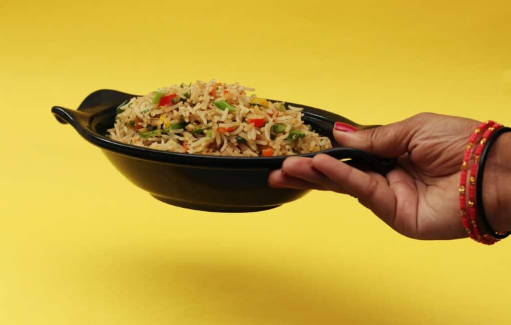 Hoe kruid je een rijstgerecht uit de wok?