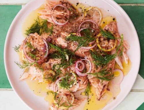 Zalm uit de oven met beurre noisette, rode ui en citroen