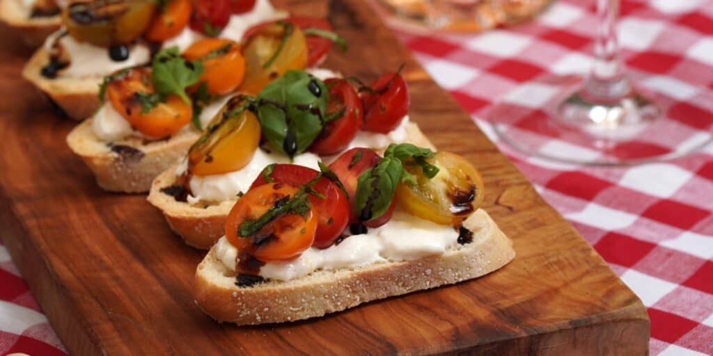 Bruschetta met burrata en tomaatjes